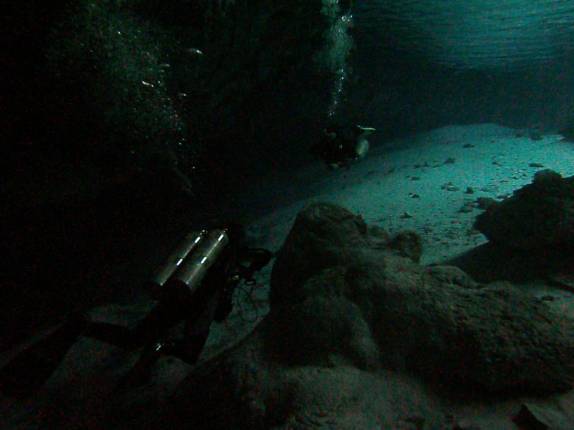 Final de mergulho, saindo do Cenote Dos Ojos, em Tulum, no Yucatán, sul do México